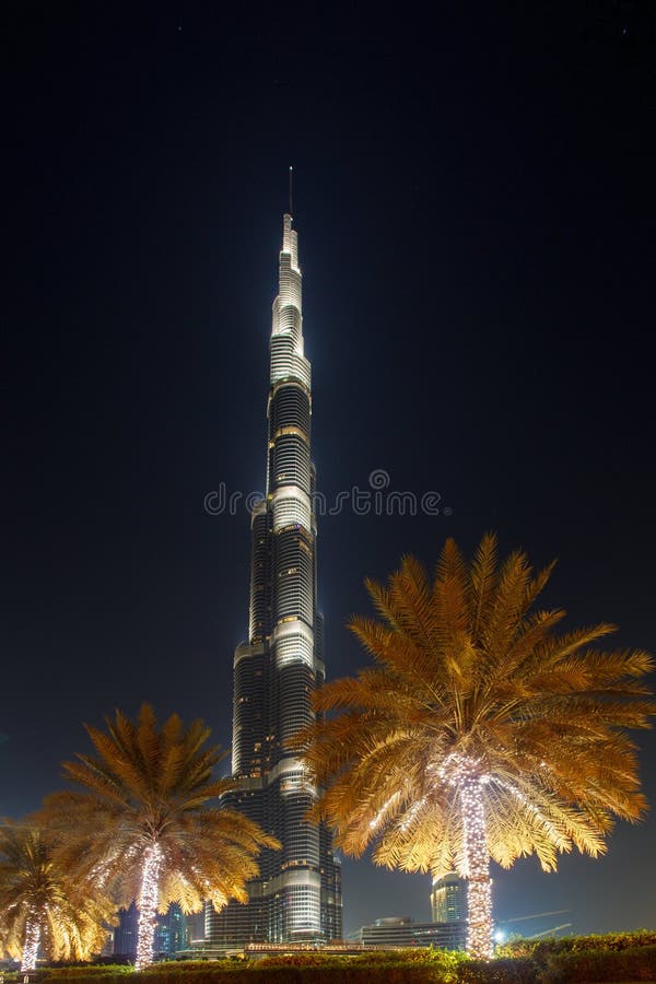 Burdż Chalifa nowoczesna architektura wieżowiec w nocnym dowotown Dubaj Zjednoczone Emiraty Arabskie obraz royalty free