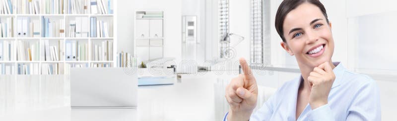 Bureau bedrijfs het werkconcept, hand van het glimlachen van het scherm van de vrouwenaanraking royalty-vrije stock fotografie Bureau bedrijfs het werkconcept, hand van het glimlachen van het scherm van de vrouwenaanraking royalty-vrije stock fotografie