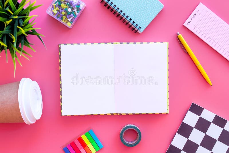 Bureau du ` s d'étudiant Carnet, papeterie, tasse de café sur la moquerie rose de vue supérieure de fond images libres de droits Bureau du ` s d'étudiant Carnet, papeterie, tasse de café sur la moquerie rose de vue supérieure de fond images libres de droits