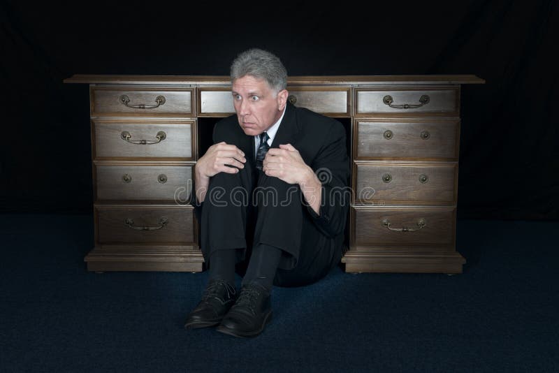 Bureau effrayé drôle de Hide Under Office d'homme d'affaires de crainte photos libres de droits Bureau effrayé drôle de Hide Under Office d'homme d'affaires de crainte photos libres de droits