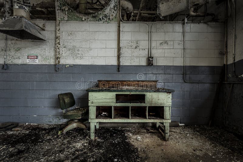 Bureau et usine abandonnée par chaise images stock Bureau et usine abandonnée par chaise images stock