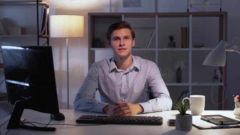 Bureau homme lieu de travail intérieur intérêt