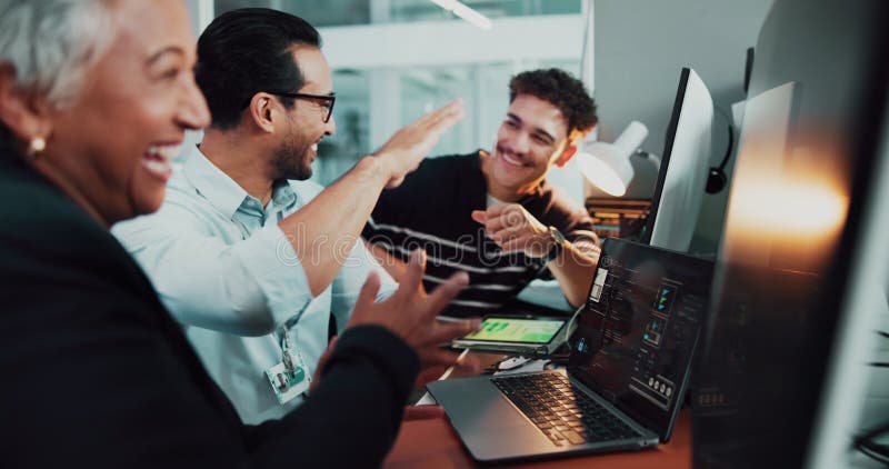 Bureau rire et collègues avec ordinateur portable haut cinq et geste pour groupe de réussite et heureux. Programme de réussite banque de vidéos