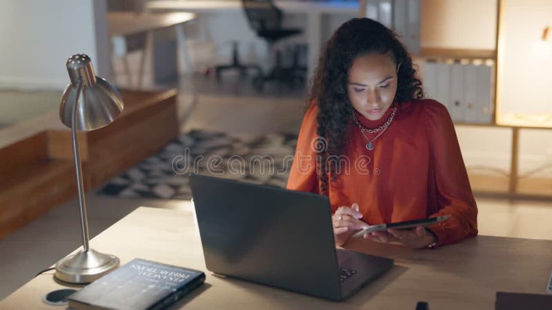 Bureau tard dans la nuit et femme avec tablette et ordinateur portable vérifier e-mail site ou internet recherche agence créative banque de vidéos