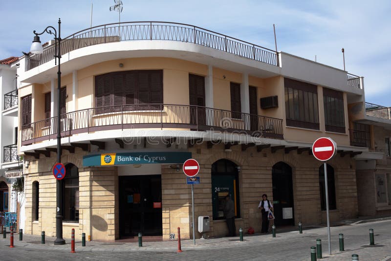 Bureau van de Bank van Cyprus in Larnaca royalty-vrije stock foto Bureau van de Bank van Cyprus in Larnaca royalty-vrije stock foto