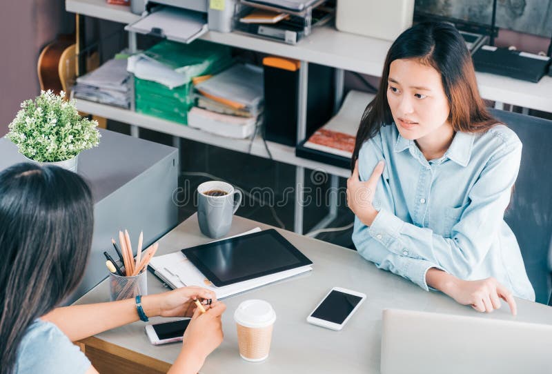 Bureau van de twee collega's het oorzakelijke vergadering thuis over zaken royalty-vrije stock foto Bureau van de twee collega's het oorzakelijke vergadering thuis over zaken royalty-vrije stock foto