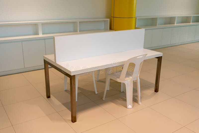 Bureau vide blanc avec la séparation dans l'espace intérieur de bureau moderne images libres de droits Bureau vide blanc avec la séparation dans l'espace intérieur de bureau moderne images libres de droits