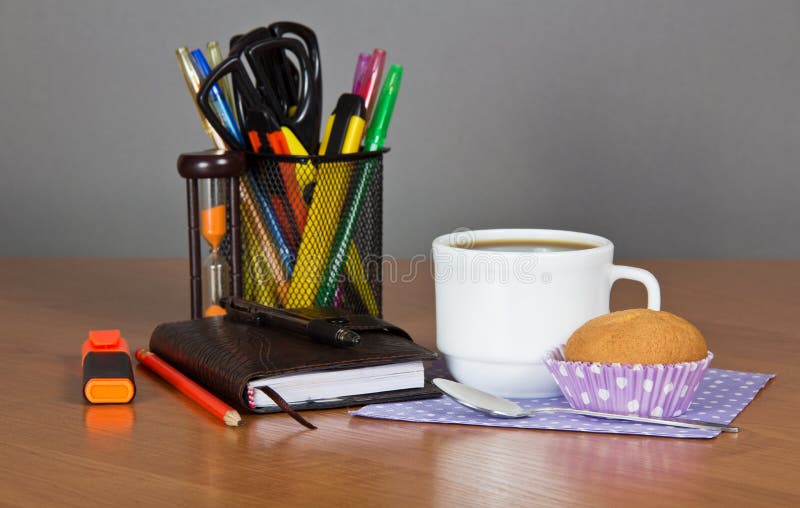 Kantoorbenodigdheden, kop koffie en gebak royalty-vrije stock fotografie