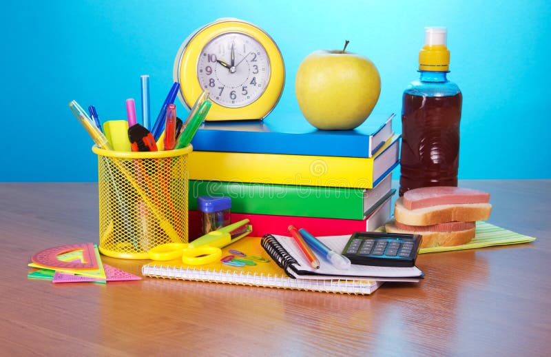 Bureaulevering, wekker en calculator stock afbeeldingen