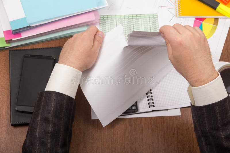 Bureaulijst met omslagen en rapporten royalty-vrije stock afbeeldingen