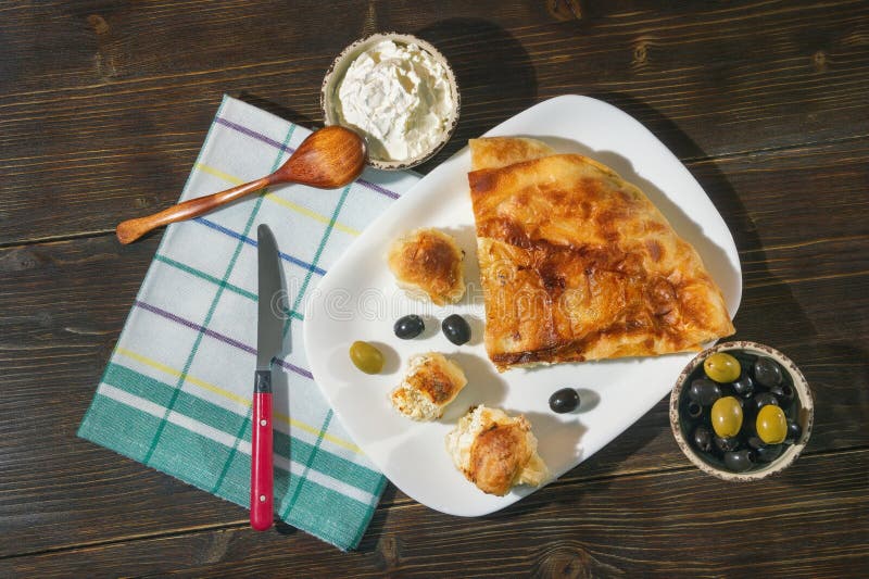 Bureks mit Käse - Nationalgericht, populär in den Balkan Kajmak im kleinen Teller Flache Lage Dunkler rustikaler Hintergrund stockfotografie Bureks mit Käse - Nationalgericht, populär in den Balkan Kajmak im kleinen Teller Flache Lage Dunkler rustikaler Hintergrund stockfotografie