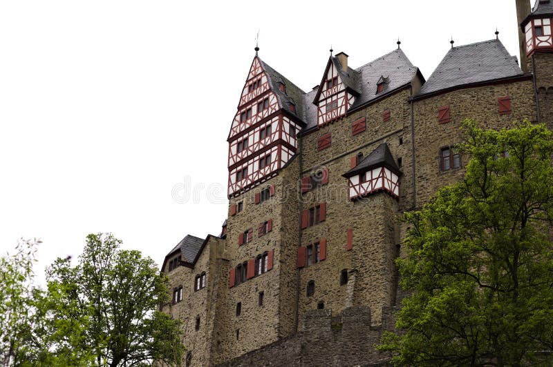 Burg Eltz, Deutschland: Ansicht des schönen Eltz-Schlosses im Wald stockfotografie Burg Eltz, Deutschland: Ansicht des schönen Eltz-Schlosses im Wald stockfotografie