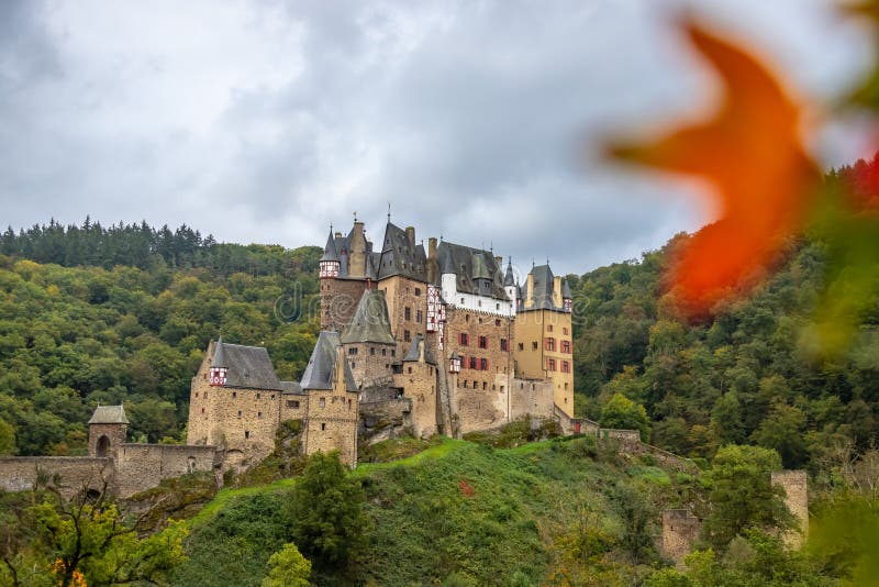 Burg Eltz, Deutschland - Seitenansicht der Burg Eltz mit Herbstleaven lizenzfreie stockbilder Burg Eltz, Deutschland - Seitenansicht der Burg Eltz mit Herbstleaven lizenzfreie stockbilder