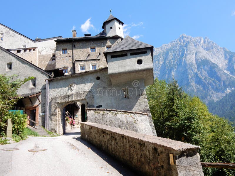 Burg Hohenwerfen wejściowej bramy średniowieczna fortyfikacja - Hohenwerfen Grodowy Austriacki Werfen blisko Salzburg miasteczko zdjęcia royalty free Burg Hohenwerfen wejściowej bramy średniowieczna fortyfikacja - Hohenwerfen Grodowy Austriacki Werfen blisko Salzburg miasteczko zdjęcia royalty free