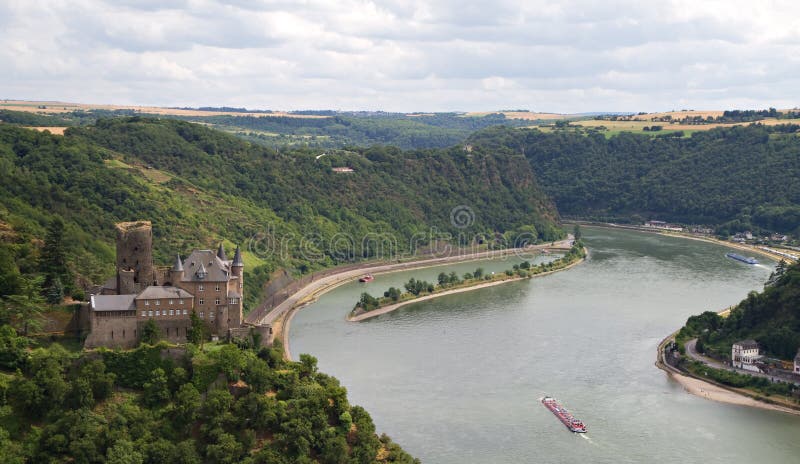 Burg Katz Mačka Hrad s Lorelei rock v Porýní-Falcku, Sankt Goarshausen, Nemecko.