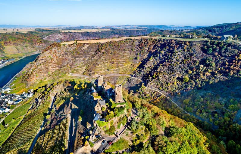 Burg Thurant, un castillo arruinado en el río de Mosela en Alemania imagen de archivo libre de regalías Burg Thurant, un castillo arruinado en el río de Mosela en Alemania imagen de archivo libre de regalías