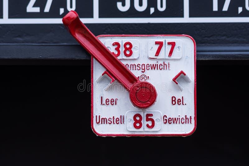 Burgas, Bulgarije - Januari 24, 2017 - detail - de trein van de Vrachtlading - zwarte auto'swagens - Nieuwe axled vlakke wagen 6 royalty-vrije stock foto's Burgas, Bulgarije - Januari 24, 2017 - detail - de trein van de Vrachtlading - zwarte auto'swagens - Nieuwe axled vlakke wagen 6 royalty-vrije stock foto's