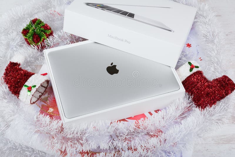 BURGAS, BULGÁRIA - 31 DE AGOSTO DE 2017: A exposição da retina de MacBook Pro com barra do toque e um sensor da identificação do imagem de stock royalty free BURGAS, BULGÁRIA - 31 DE AGOSTO DE 2017: A exposição da retina de MacBook Pro com barra do toque e um sensor da identificação do imagem de stock royalty free