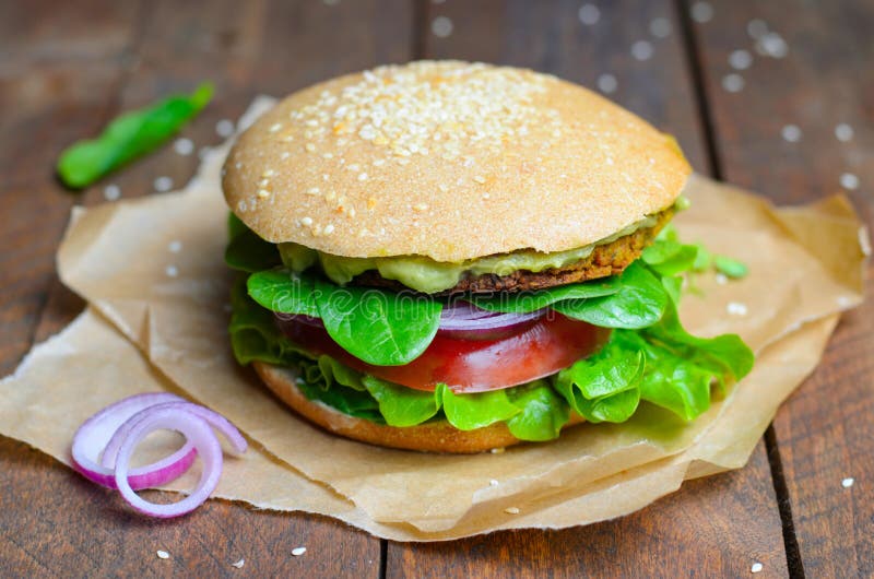 Burger des strengen Vegetariers, Burger mit Kichererbse Patty, Avocado-Verbreitung und Gemüse, vegetarische Mahlzeit stockfoto Burger des strengen Vegetariers, Burger mit Kichererbse Patty, Avocado-Verbreitung und Gemüse, vegetarische Mahlzeit stockfoto