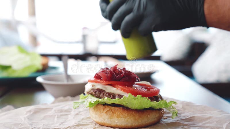 Burger di carne di cuoco con coltellate, formaggio e verdure