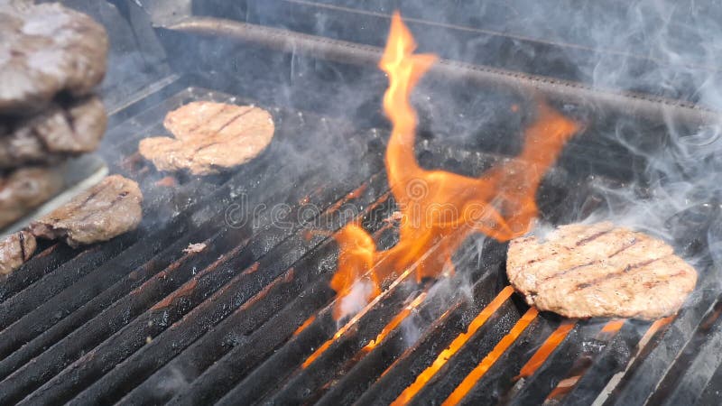 Burger und Hamburger kochend, flammen Sie gegrilltes hosper Fleischschweinefleischrindfleisch-Hammelfleischkalbfleisch und Hühner