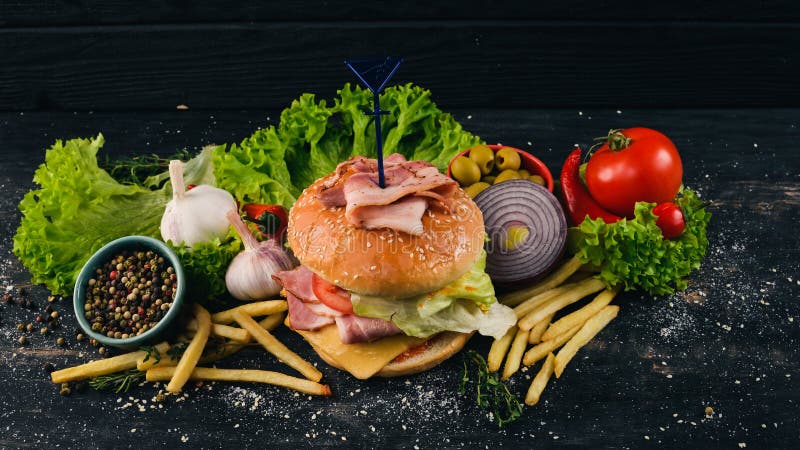 Burger z bekonem, serem i sałatą Amerykańska tradycyjna żywność obrazy stock Burger z bekonem, serem i sałatą Amerykańska tradycyjna żywność obrazy stock