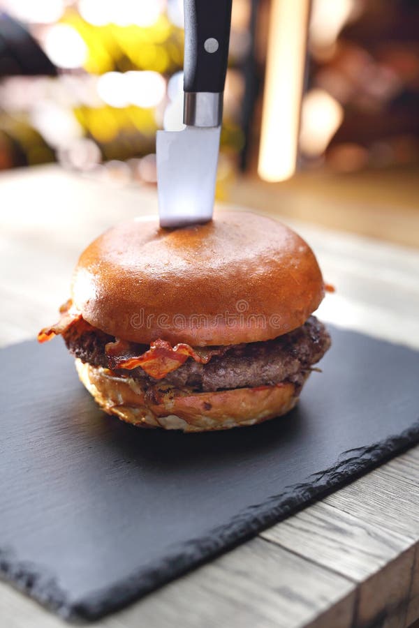 Burger βόειου κρέατος με το μπέϊκον Ψημένο στη σχάρα cutlet βόειου κρέατος σε ένα κουλούρι στοκ εικόνες Burger βόειου κρέατος με το μπέϊκον Ψημένο στη σχάρα cutlet βόειου κρέατος σε ένα κουλούρι στοκ εικόνες