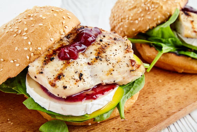 Burger κοτόπουλου με το μήλο, το τυρί και τη μαρμελάδα στοκ εικόνες Burger κοτόπουλου με το μήλο, το τυρί και τη μαρμελάδα στοκ εικόνες
