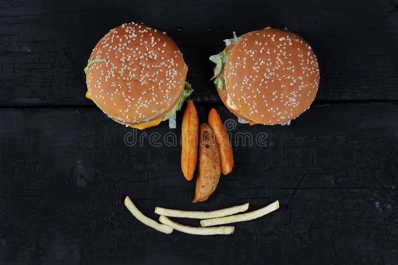 Burger με το κουλούρι, τις τηγανιτές πατάτες και το Αϊντάχο σουσαμιού στοκ εικόνες