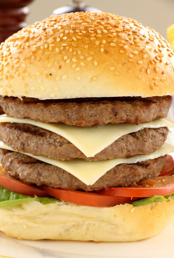 burger τριπλάσιο στοκ φωτογραφίες με δικαίωμα ελεύθερης χρήσης burger τριπλάσιο στοκ φωτογραφίες με δικαίωμα ελεύθερης χρήσης
