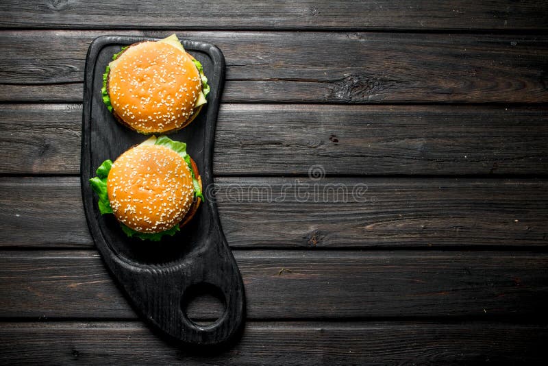 Burgers με cutlet του juicy βόειου κρέατος, των λαχανικών και του τυριού στοκ φωτογραφία Burgers με cutlet του juicy βόειου κρέατος, των λαχανικών και του τυριού στοκ φωτογραφία
