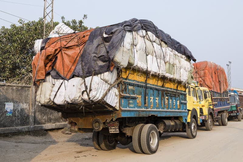 Burimari, Bangladesh, il 3 marzo 2017: Camion in Burimari immagine stock libera da diritti Burimari, Bangladesh, il 3 marzo 2017: Camion in Burimari immagine stock libera da diritti