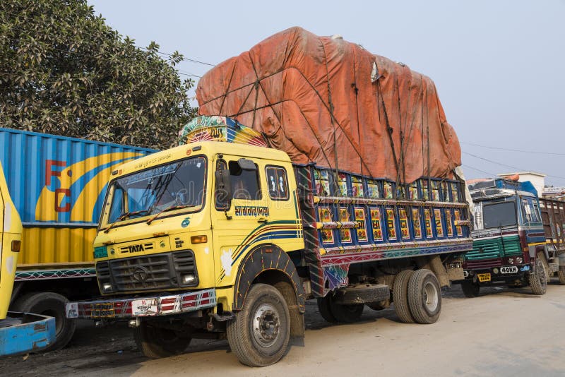 Overloaded truck india hi-res stock photography and images - Alamy