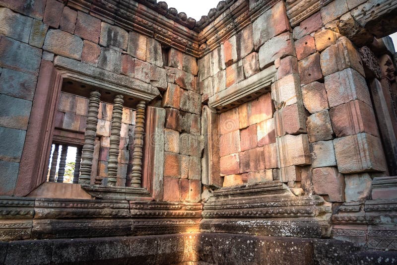 BURIRUM, THAILAND - DECEMBER 07, 2018: De selectieve vensters van de nadruksteen in Prasart Hin Muengtum stock foto BURIRUM, THAILAND - DECEMBER 07, 2018: De selectieve vensters van de nadruksteen in Prasart Hin Muengtum stock foto