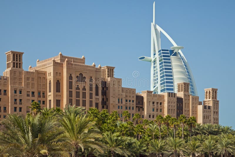 Burj Al Arab Behind Arabic Buildings und Palmen von Dubai in Madinat Jumeirah stockbild Burj Al Arab Behind Arabic Buildings und Palmen von Dubai in Madinat Jumeirah stockbild