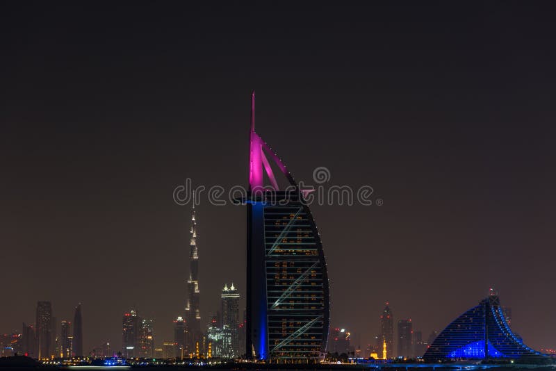Burj Al Arab Jumeirah dans la ville de Dubaï la nuit photo stock Burj Al Arab Jumeirah dans la ville de Dubaï la nuit photo stock
