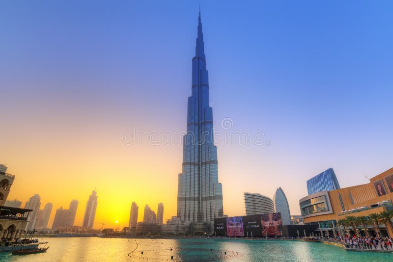 Burj Khalifa em Dubai ao pôr do sol, Emirados Árabes Unidos imagens de stock