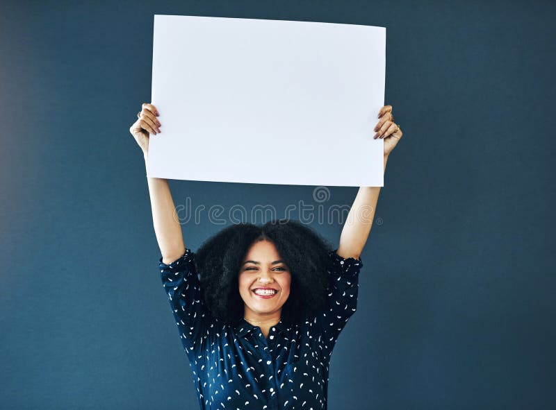 Burla en papel y retrato de mujer feliz en estudio con banner para noticias en medios sociales o publicidad sobre fondo azul fotografía de archivo
