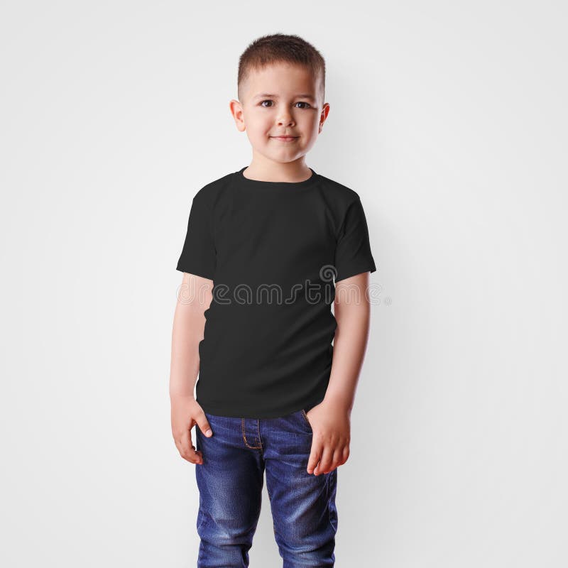 Burlándose de una camiseta negra en una chica sonriente con jeans, vista  frontal, para la presentación del diseño y el patrón. Plantilla de ropa de  bebé textil de moda Fotografía de stock 