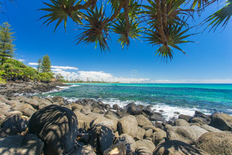 Burleigh si dirige un chiaro giorno che guarda verso il paradiso dei surfisti sulla Gold Coast