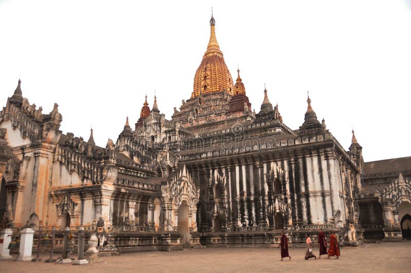 Burma monk i birmańczycy oraz podróżnicy zagraniczni podróżują z wizytą do szacunku modląc się w ananda paya temple pagoda chedi w fotografia royalty free