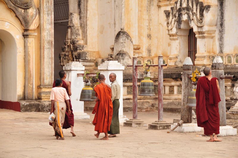 Burma monk i birmańczycy oraz podróżnicy zagraniczni podróżują z wizytą do szacunku modląc się w ananda paya temple pagoda chedi w obrazy royalty free