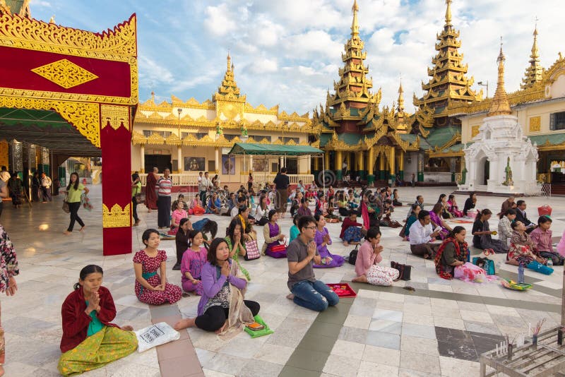 Burmese people praying Buddha
