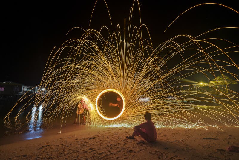 Burn steel wool editorial photography. Image of burning 71505617