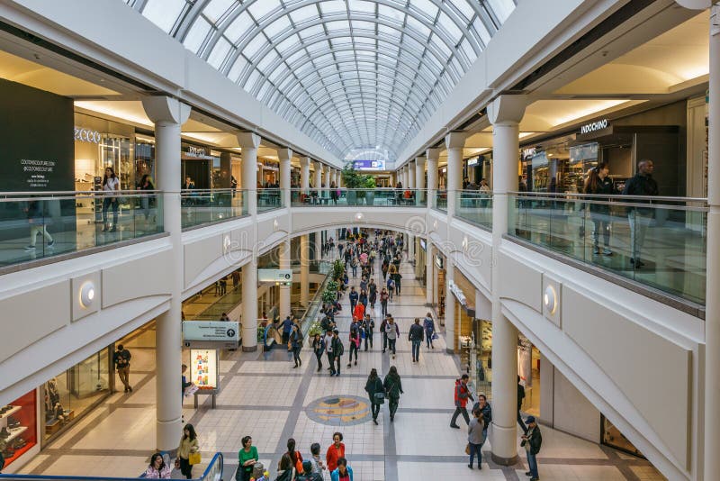 Burnaby, CANADA - September 20, 2018: binnenlandse mening van Metropool bij Metrotown-winkelcomplex stock foto Burnaby, CANADA - September 20, 2018: binnenlandse mening van Metropool bij Metrotown-winkelcomplex stock foto