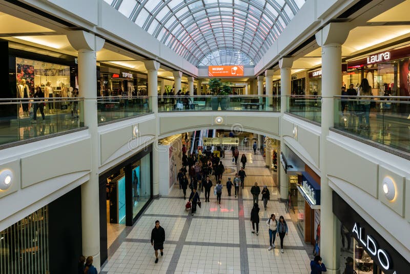 Burnaby, CANADA - September 20, 2018: binnenlandse mening van Metropool bij Metrotown-winkelcomplex royalty-vrije stock afbeelding Burnaby, CANADA - September 20, 2018: binnenlandse mening van Metropool bij Metrotown-winkelcomplex royalty-vrije stock afbeelding