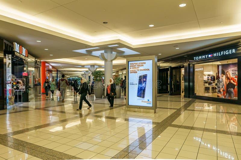 Burnaby, KANADA - 20. September 2018: Innenansicht der Metropole an Metrotown-Einkaufszentrum stockbilder Burnaby, KANADA - 20. September 2018: Innenansicht der Metropole an Metrotown-Einkaufszentrum stockbilder