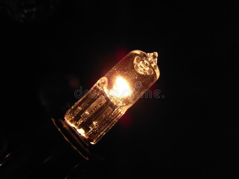 burning halogenlampa för kula royaltyfri fotografi burning halogenlampa för kula royaltyfri fotografi