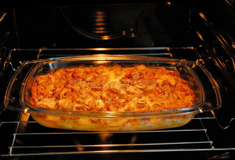 Burning oven with a dish