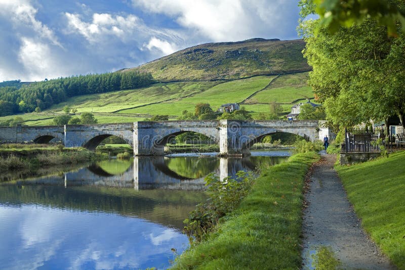 Burnsall y el río Wharfe fotografía de archivo libre de regalías Burnsall y el río Wharfe fotografía de archivo libre de regalías